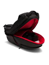 Mochila Under Armour de diseño ergonómico y moderno, fabricada con tecnología UA Storm resistente al agua. Cuenta con correas UA Suspension para distribución de peso, panel trasero acolchado y ventilado, compartimento para laptop de hasta 16 pulgadas, bolsillo para calzado o ropa, y bolsillos laterales para botellas. Diseño expandible con múltiples compartimentos frontales.
