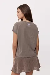 Remera de manga corta color gris topo, con cuello redondo y calce relajado.