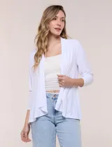 Cárdigan blanco de manga tres cuartos, con diseño abierto en estilo cascada y ruedo irregular.