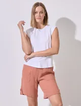 Remera blanca de modal, marca Tahari, con escote a la base, manga raglán y detalle de punto smock en los hombros.