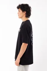 Remera negra de algodón con estampa en la espalda de Bart Simpson reinterpretado en un estilo abstracto y surrealista.