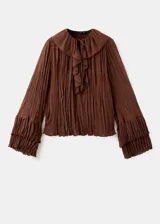 Blusa de viscosa color marrón, con diseño plisado, mangas largas abullonadas y volados en la zona del cuello y el frente.