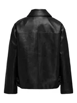 Campera de cuero sintético en color marrón oscuro, con cuello camisero, cierre frontal oculto con botones a presión y bolsillos delanteros con solapa. Presenta un corte holgado y diseño minimalista.