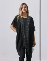 Kimono negro de gasa con apliques de brillos en el cuello y el frente.