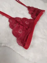 Bralette de encaje rojo con diseño floral, tirantes dobles regulables y banda inferior elástica.