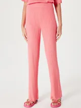 Pantalón de punto acanalado color rosa, de corte recto y tiro alto.