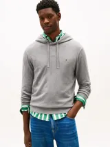 Buzo con capucha y cordón ajustable de color gris, confeccionado en algodón suave. Presenta mangas largas con puños elásticos y el logo distintivo bordado en el pecho.