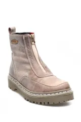 Bota corta de cuero negro con cierre frontal y suela track dentada. Diseño de caña baja con costuras reforzadas y forro interior de felpa.