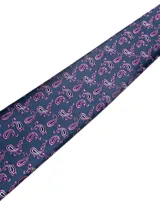Corbata de seda azul marino con estampado paisley en tonos rosados y blancos.