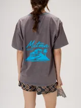 Remera oversize de corte cuadrado, color lila con efecto acid wash, cuello redondo y pequeño gráfico frontal en color rojo.