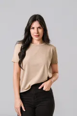 Remera básica de algodón color marrón, con cuello redondo y mangas cortas.