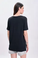 Remera negra de manga corta con escote en V y corte holgado.