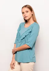 Remera negra de manga corta con cuello redondo y detalle de volados en forma de triángulo invertido en la parte delantera.