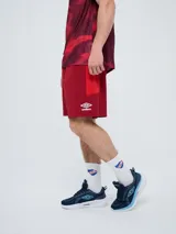 Short de entrenamiento Umbro del Club Nacional de Football, color bordó, de corte deportivo y tejido ligero de secado rápido.
