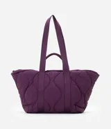Cartera tipo shopper grande marca Satinato, confeccionada en poliéster con diseño acolchado puffer en color bordó y asas anchas de gorgorán.