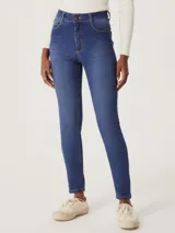 Pantalón de jean azul oscuro, tiro alto, corte super skinny y acabado liso.