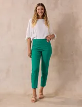 Pantalón recto color verde esmeralda de gabardina elastizada, marca Zac & Rachel. Pretina ancha con faja interna modeladora. Delantera con bolsillos simulados. Trasera con bolsillos ojal.