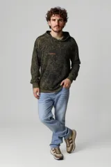 Canguro oversize con capucha, color verde militar con efecto tie-dye en negro y estampado con la palabra "Reason" en el pecho.