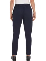 Pantalón de corte cónico Tommy Hilfiger, modelo 1985 Collection, color azul marino. Confeccionado en mezcla de algodón orgánico, con cintura elástica, cierre de botones y bolsillos traseros de ojal.