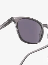 Lentes de sol Izipizi modelo #SUN E, de forma trapezoidal, color gris con textura de goma y lentes grises.