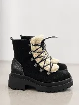 Bota borcego de cuero negro con suela track de goma, cordones negros y detalle de aplique de corderito sintético desmontable en la lengüeta.