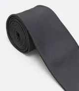 Corbata clásica de color gris oscuro con acabado satinado y textura sutil. Diseño elegante y versátil, ideal para eventos formales.