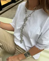 Cadena larga plateada con eslabones circulares.