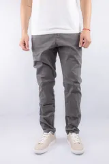 Pantalón de vestir gris oscuro de gabardina, corte slim fit.