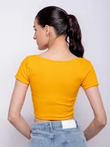 Top corto color amarillo, de mangas cortas y escote redondo.