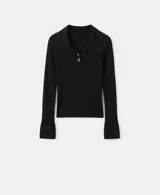 Jersey de punto color negro con cuello polo, cierre frontal parcial con botones y mangas largas.