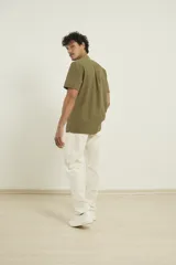Camisa de manga corta con cuello mao y cierre frontal parcial con botones de coco. Confeccionada en una mezcla de lino y algodón.
