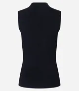 Musculosa roja de punto con cuello alto y tirantes anchos.