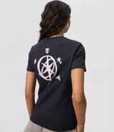 Remera negra de algodón con elastano, de corte ajustado, cuello redondo y mangas cortas. Presenta estampa frontal con la inscripción "KATSEYE" y pequeños símbolos gráficos en tono claro.