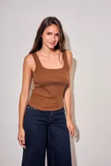 Musculosa de algodón y elastano color blanco, de corte al cuerpo y escote cuadrado.