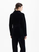Chaqueta de denim velvet color azul oscuro, con estructura entallada, cuello camisero, cierre frontal con botones y cuatro bolsillos frontales con tapa.