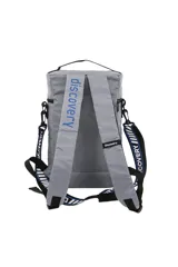 Mochila cilíndrica negra, tipo matera, con múltiples bolsillos frontales con cierre. Presenta un logo circular grande en verde neón con una 'D' estilizada y un globo terráqueo. Las correas son negras con texto en verde neón.