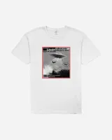 Remera blanca de manga corta y cuello redondo, con estampa frontal inspirada en un titular de periódico sobre OVNIs y surfistas.