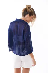 Camisa azul marino semitransparente con rayas verticales, cuello clásico, manga 3/4 y cierre frontal con botones.