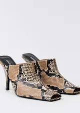 Zapato destalonado con estampado de piel de serpiente, punta cuadrada y tacón fino.