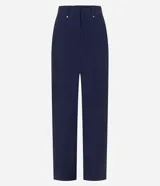 Pantalón recto de cintura alta color azul marino, confeccionado en viscosa, con trabillas en la cintura, elástico detrás de la cintura y frisos delanteros.