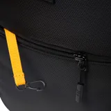 Mochila para laptop Caterpillar de color negro, confeccionada en poliéster de alta resistencia, con diseño ejecutivo y urbano, compartimento principal acolchado, bolsillo frontal con cierre y detalles en amarillo.