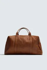 Bolso de mano extragrande confeccionado en piel de alta calidad, con compartimento principal con cierre de cremallera, bolsillo interior con cierre y bolsillo plano. Cuenta con dos asas de mano de piel.