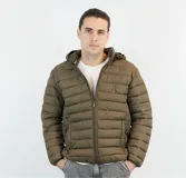 Campera puffer verde oliva de nylon con capucha desmontable y bolsillos laterales.