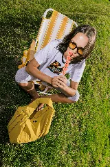 Bolso deportivo tipo duffel bag de nylon color verde oliva, con asas de mano y correa ajustable para llevar al hombro.