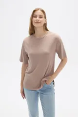 Remera color tostado de viscosa con textura acanalada, manga corta, corte holgado y cuello redondo.