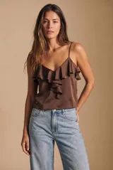 Musculosa de satén color marrón, con escote en V y detalle de volados frontales. Presenta breteles finos y un corte recto.