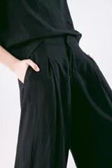 Pantalón negro de corte palazzo.