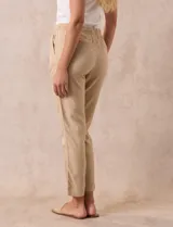 Pantalón de algodón marca Dash, color azul denim. Tiene pretina elastizada con lazo de ajuste, bolsillos delanteros y bolsillos traseros simulados.