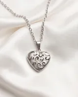 Dije de acero antialérgico con diseño calado en forma de corazón.