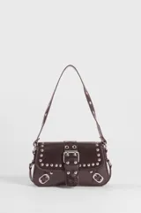 Cartera de hombro de cuero sintético marrón oscuro, con diseño de solapa frontal adornada con tachas metálicas plateadas, hebillas decorativas y correa ajustable.